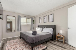 2bed1bath-kingbed-sleeps7-hottub-pool-gym-wifi